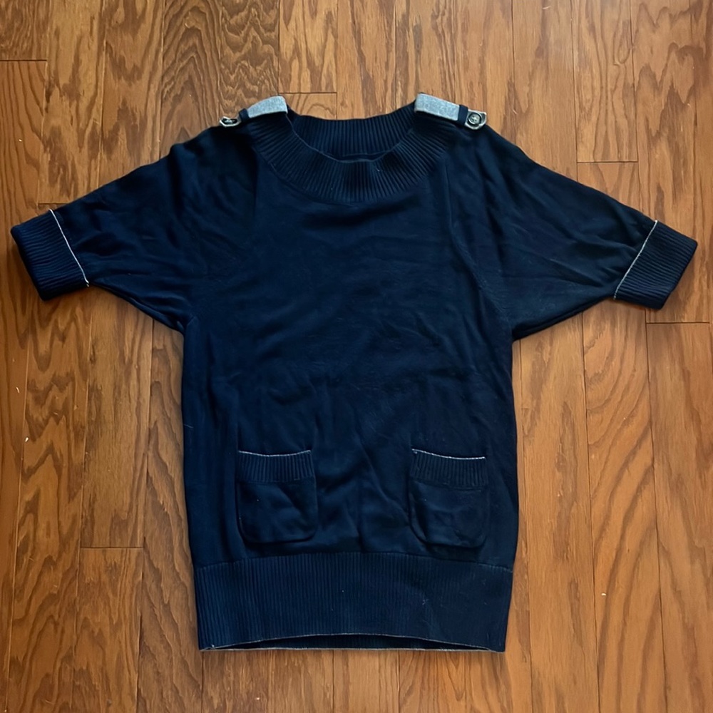 Banana Republic short sleeve sweater. Hand wash.  80 wool 20 cotton